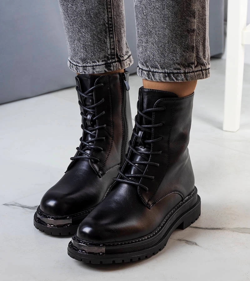 Černý izolovaný boty Vanta