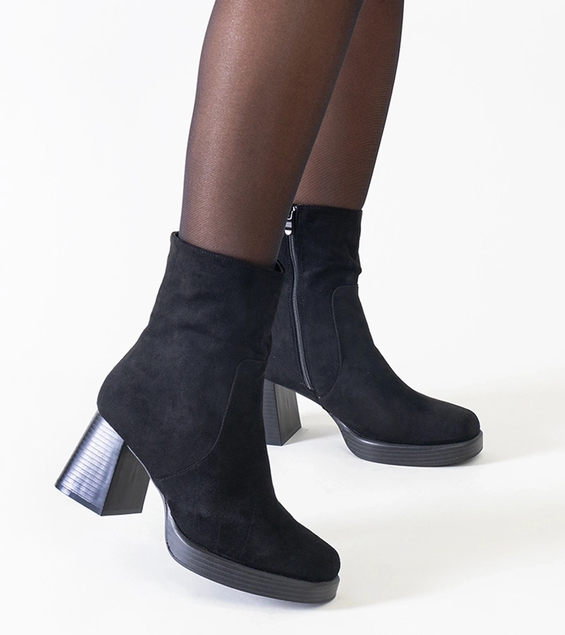 Černé kotníkové boty na sloupkovém podpatku se čtveratou špičkou z eko-sametu Rumaila.