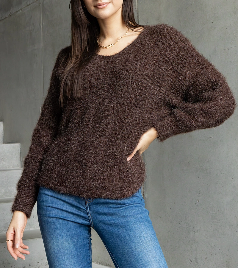 Brunetový svetr s výstřihem Neveri.