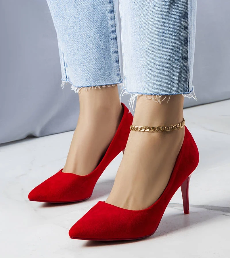 Červené jehlové podpatky z eko semiše od společnosti Alayah