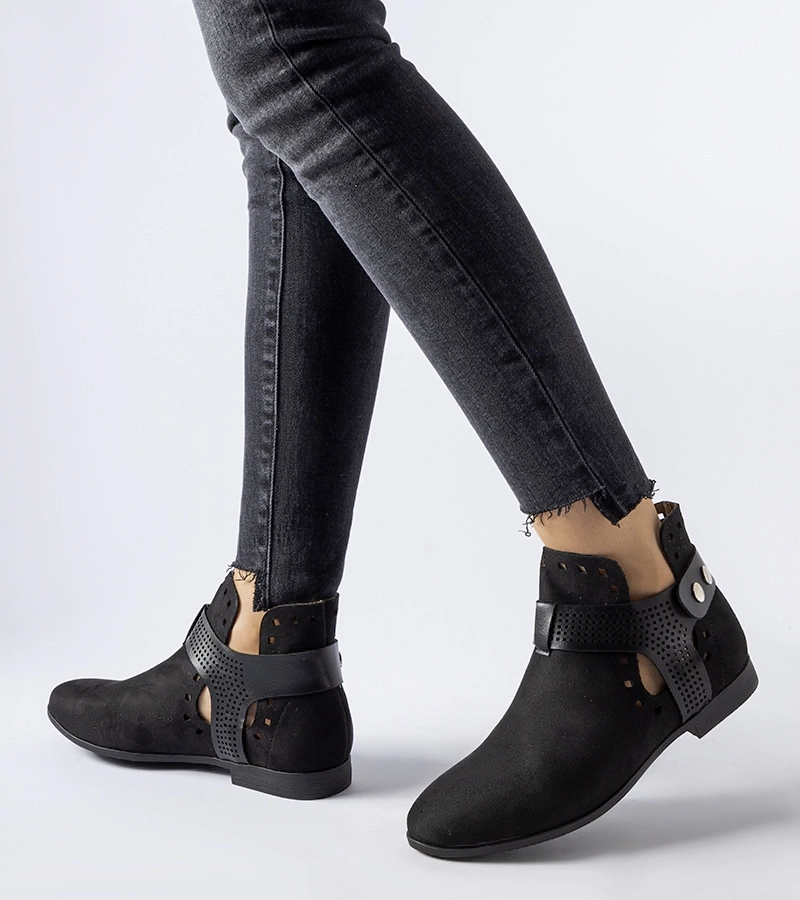 Černé výřezy s černými botkami Lungodora