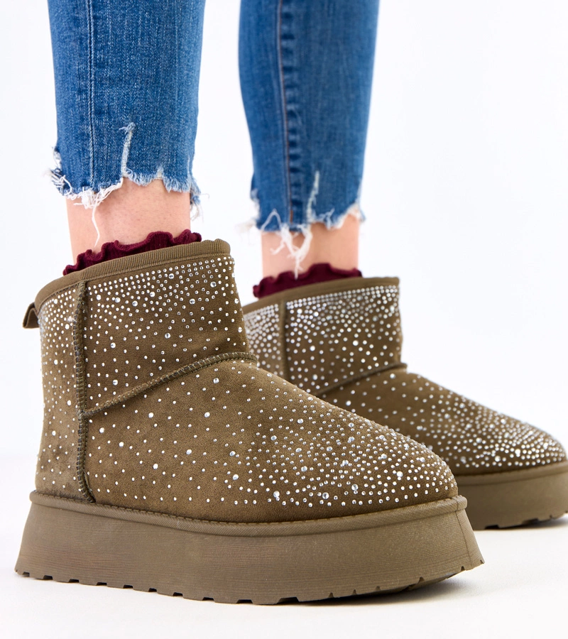 Zelené sněhule s kamínky na platformě Ruzena