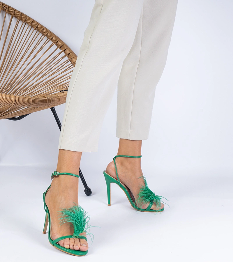 Zelené sandálky na podpatku s peříčky Arisat