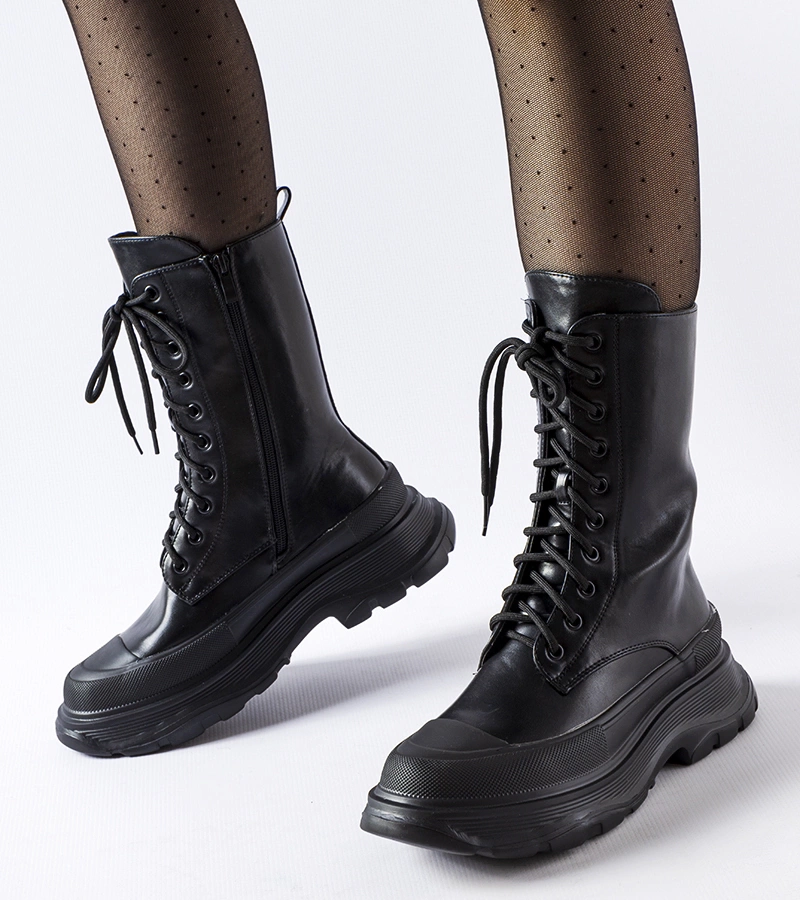 Černé pracovní boty s tlustou černou podrážkou Crosia