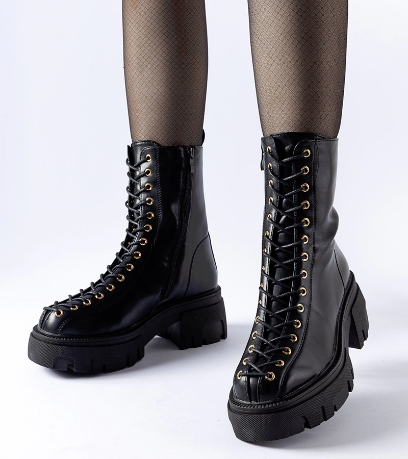 Černé zateplené boty zdobené šněrováním Amla