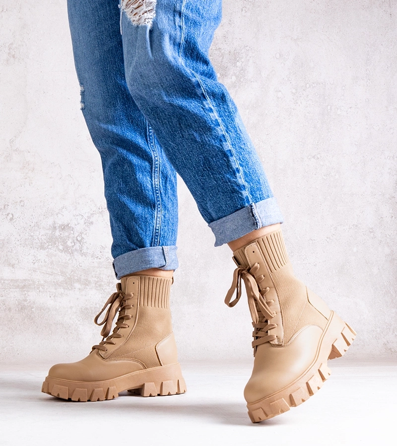 Beige kotníkové boty s elastickým svrškem Zogba.