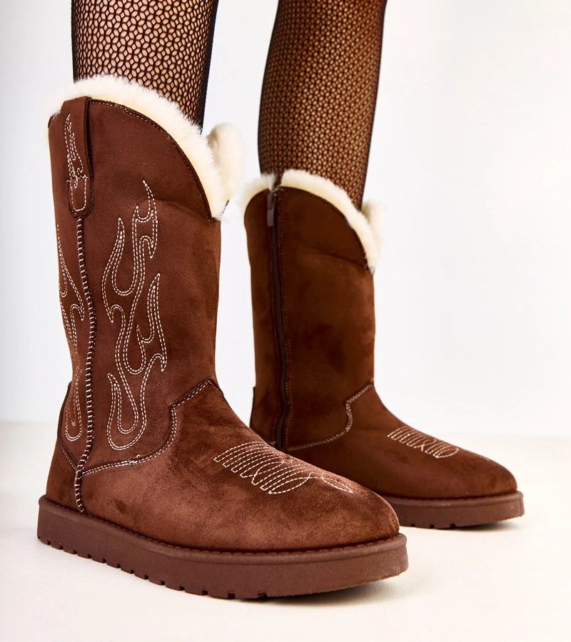 Hnědé sněhule s výšivkou na holeni Darena