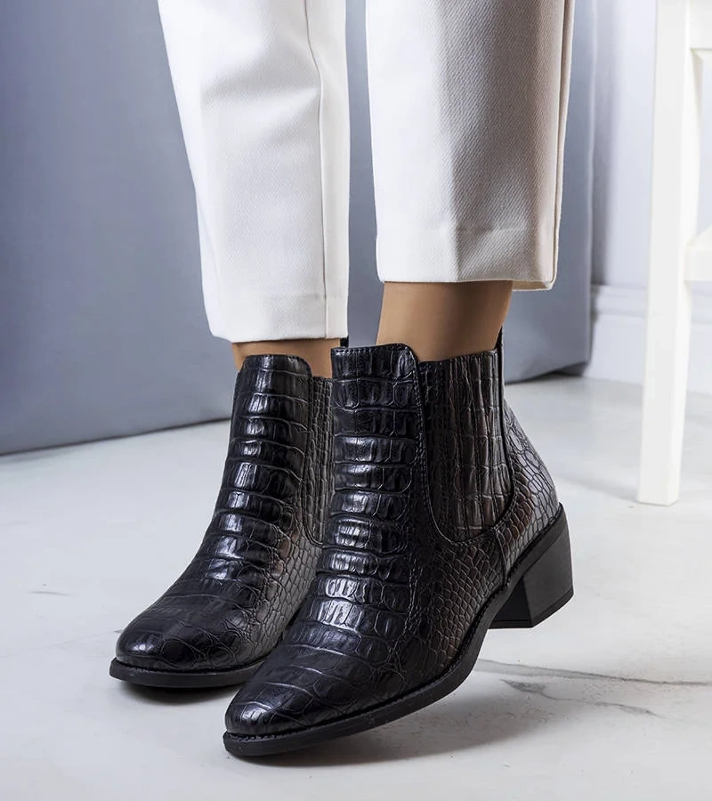 Černý boty izolovaný Fedot