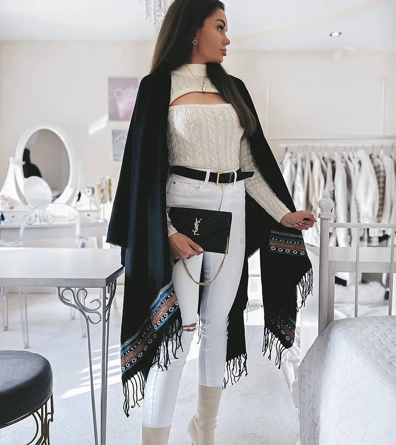 Černé pončo s třásněmi od Jakobe