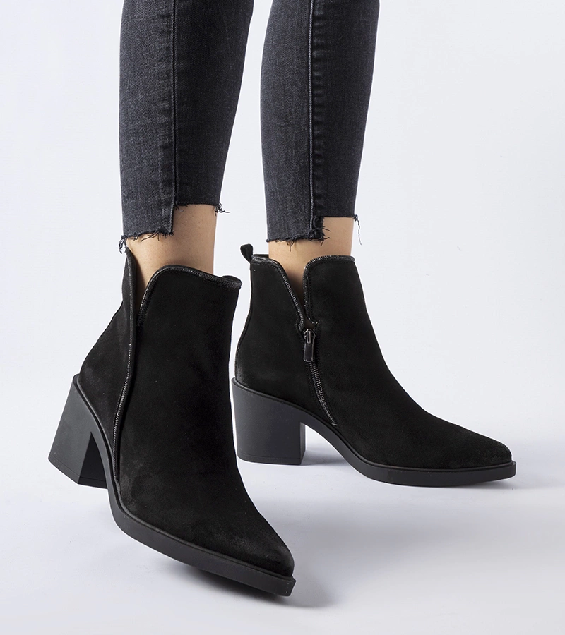 Černé semišové kotníčkové boty na podpatku Karino