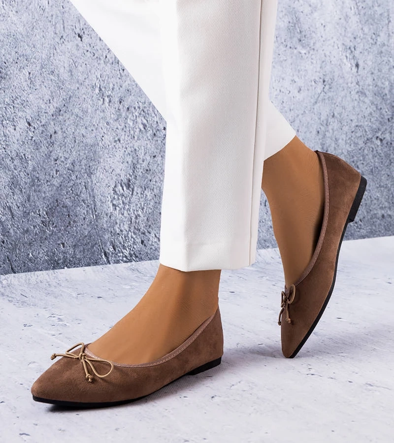 Hnědé baleríny se špičatou špičkou značky Latour