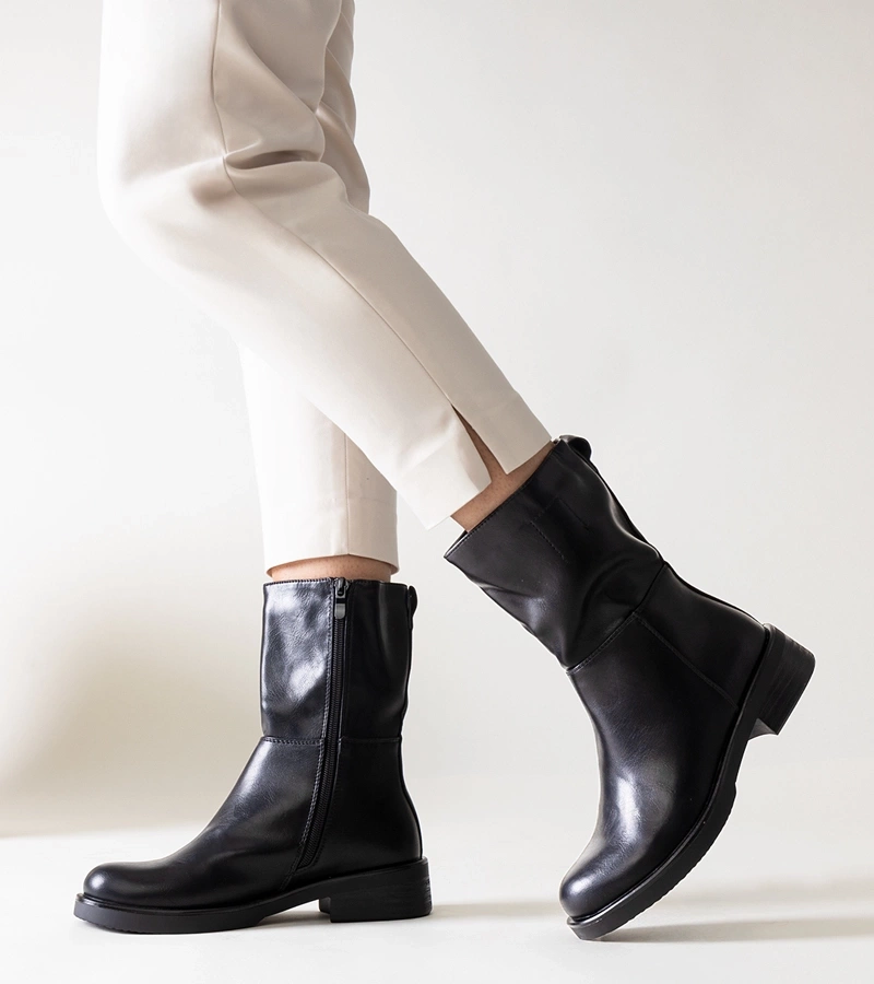 Černé klasické boty na podpatku z eko kůže Atiena.