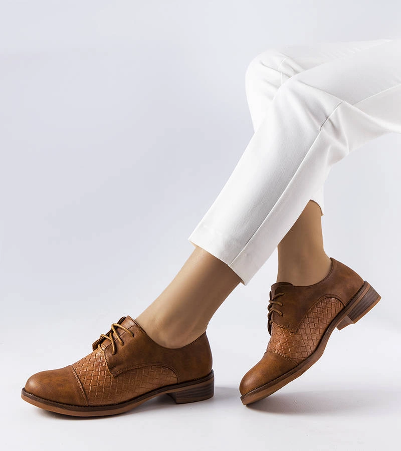 Hnědé polobotky zdobené reliéfem Gagné