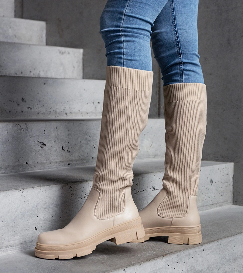 Beige vsuvací kozačky s elastickým svrškem na masivní podrážce Elthea.