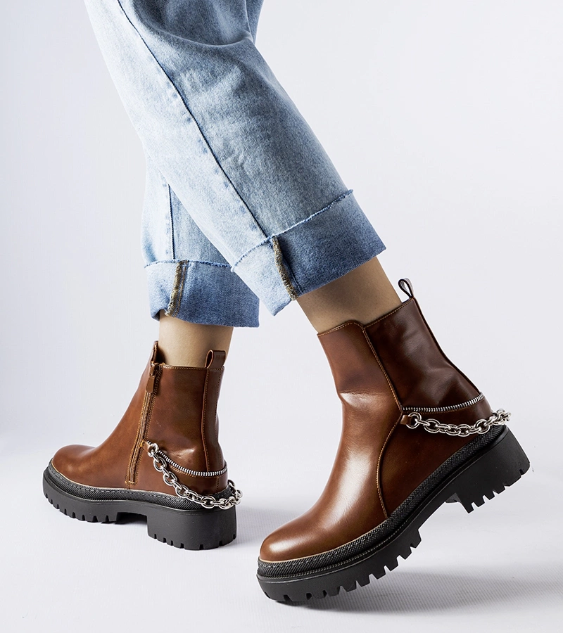 Hnědé kotníkové boty s řetězem Muqaddim