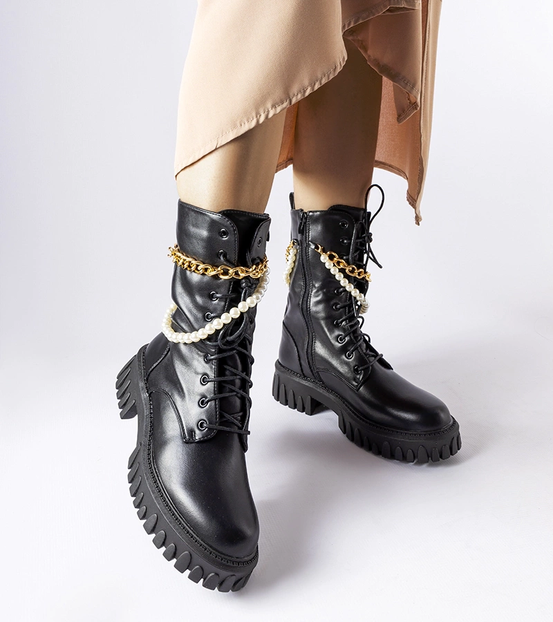 Černé boty Mira s perličkami a řetízkem