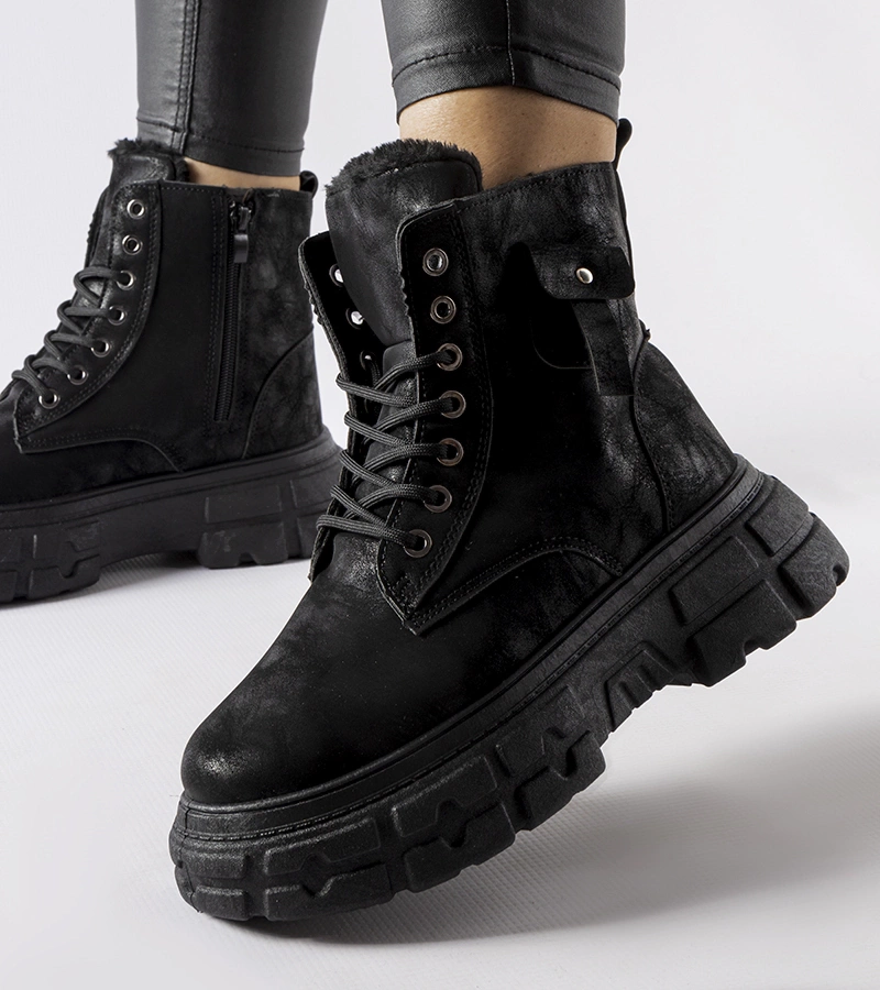 Černé zateplené trapery na platformě Lina