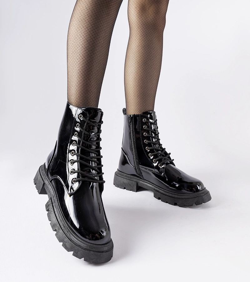 Černé lakované dámské trapery Hansine