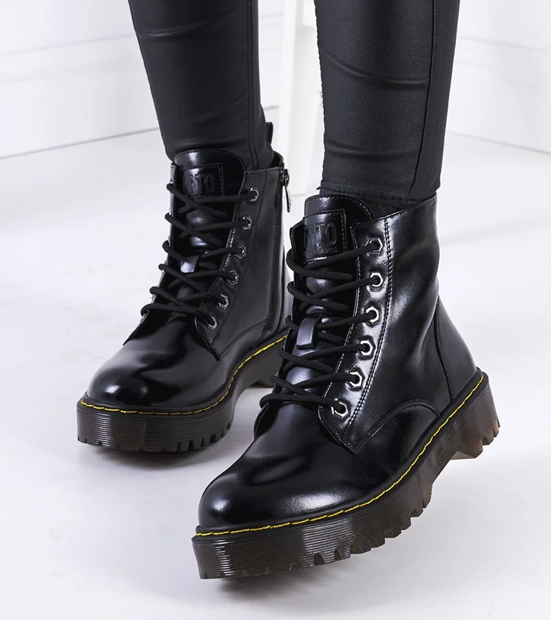 Černá boty s ozdobnou nití Yuliya