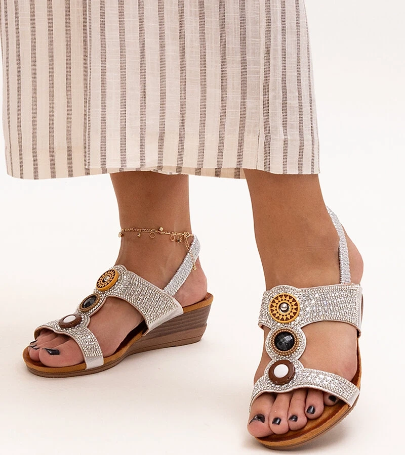 Lesklé sandály na nízkém podpatku Azeeza