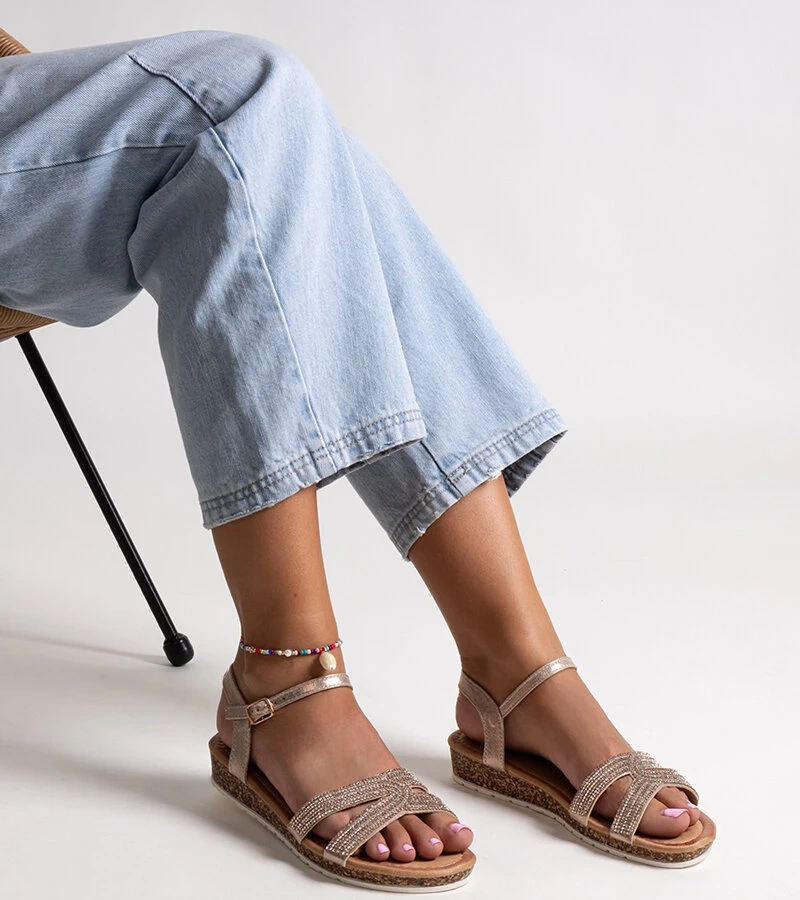 Růžové sandály na nízkém klínu Saila