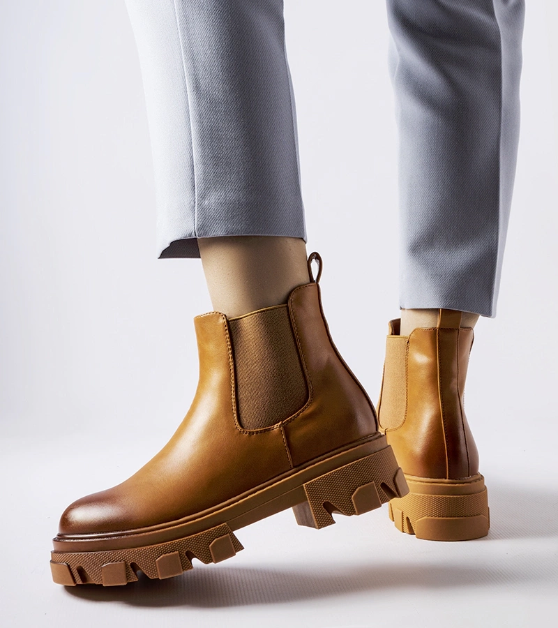 Hnědé nasazovací masivní boty Castell