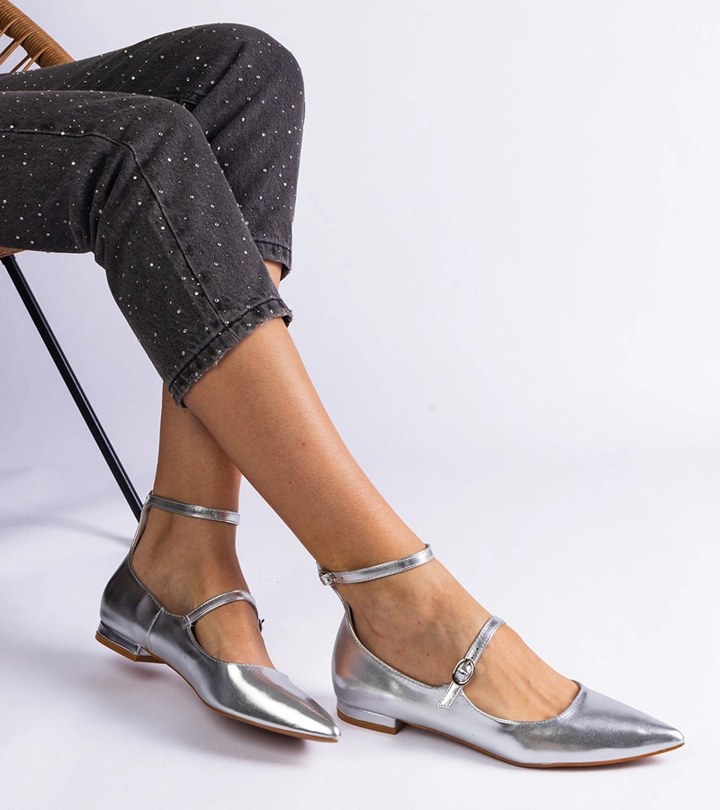 Stříbrné baleríny na plochém podpatku s přezkami Ewerida