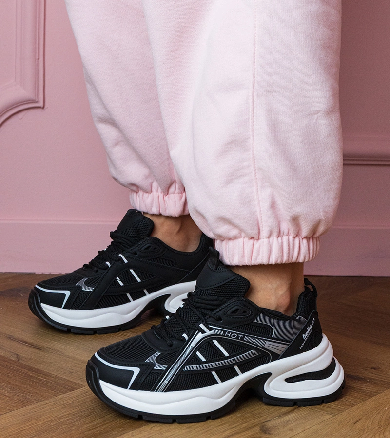 Černé sportovní tenisky na masivní podrážce Manora