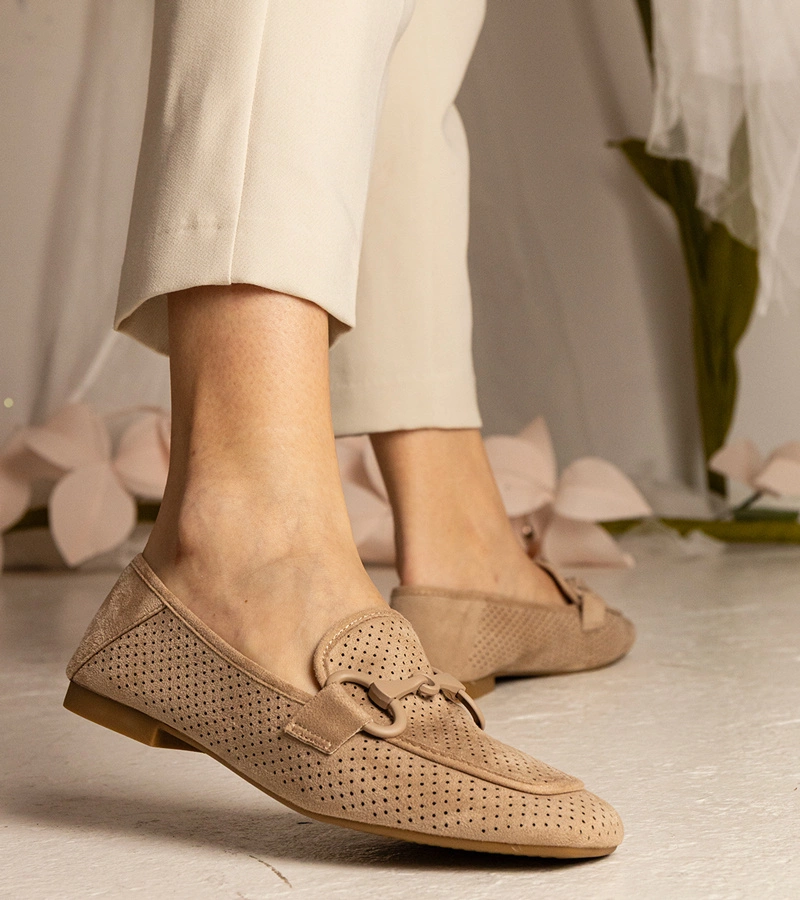 Hnědé dámské děrované mokasíny s ozdobou Mensory