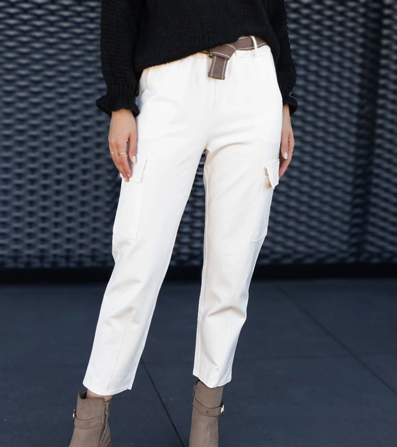 Bílé kalhoty typu cargo s našitými kapsami Nuala.