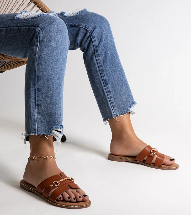 Hnědé pantofle se zlatými doplňky Drahomíra