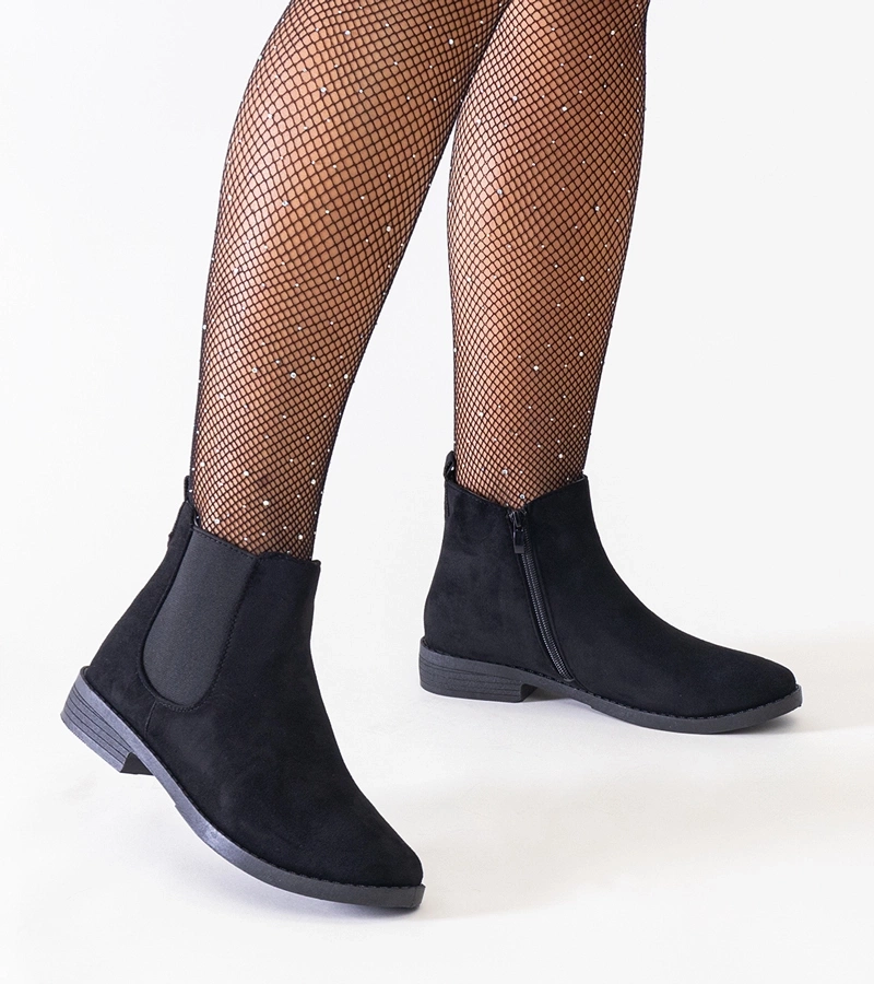 Černé klasické kotníkové boty s elastickou vsadkou z eko-sametu Maiza.