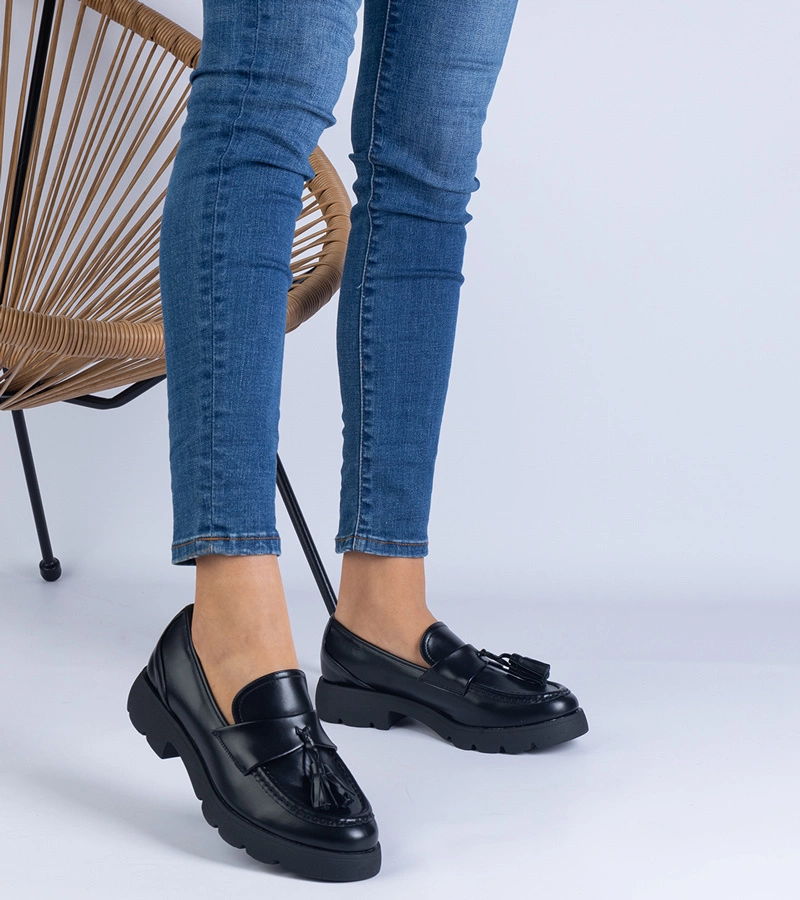 Černé klasické polobotky s třásněmi Esitta