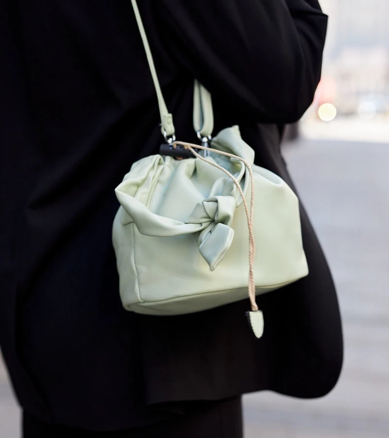 Malá zelená kabelka typu ,,vak'' Aamala