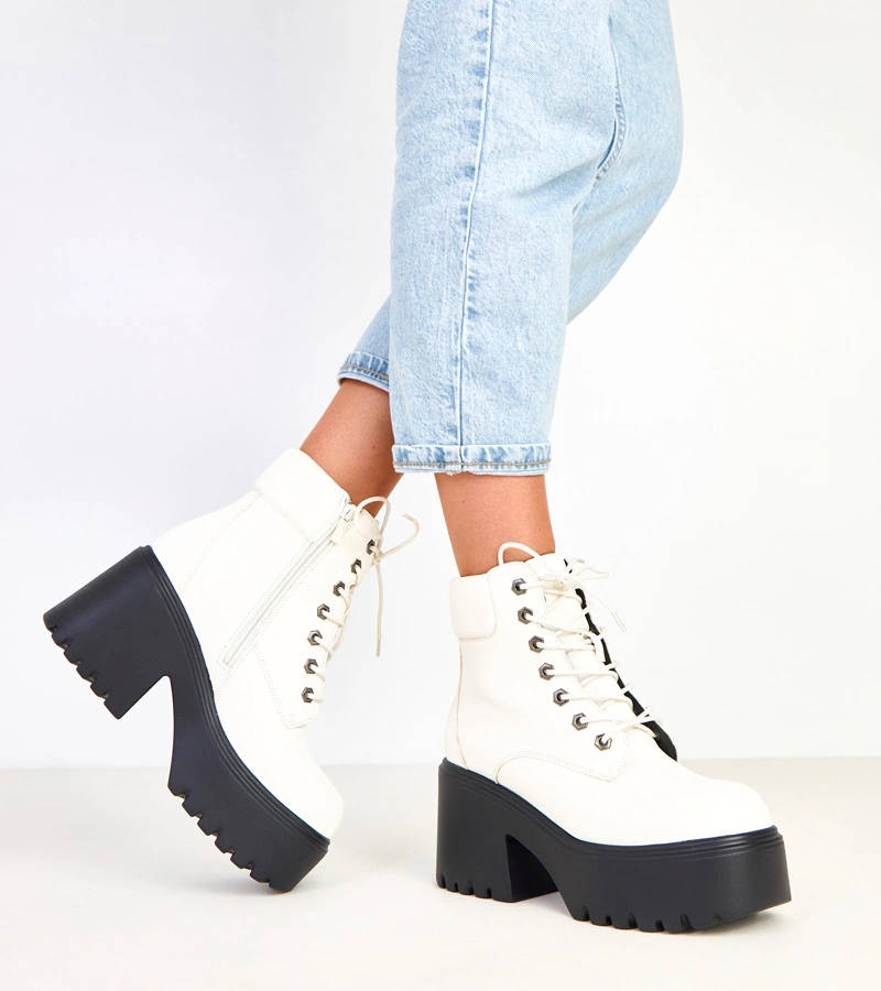 Bílé kotníkové boty na masivním podpatku a platformě Janja