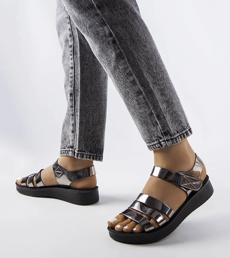 Šedé lakované sandály na podpatku Covillon