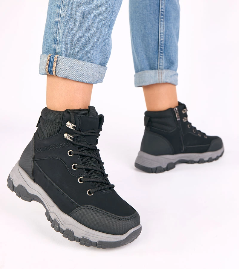 Černé šněrovací boty na platformě zateplené kožíškem Briana