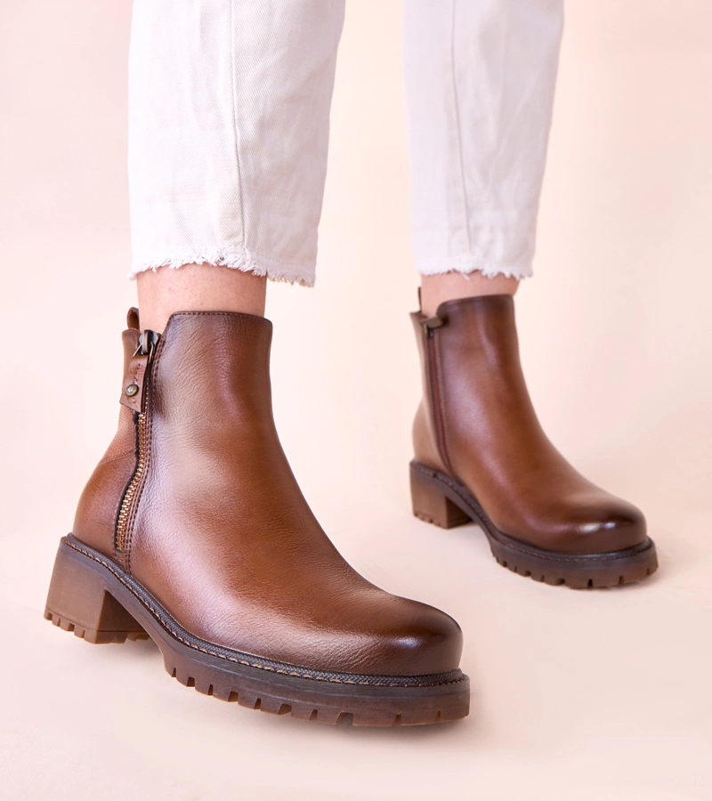 Hnědé kotníkové boty na jemném podpatku s ozdobným zipem Terina