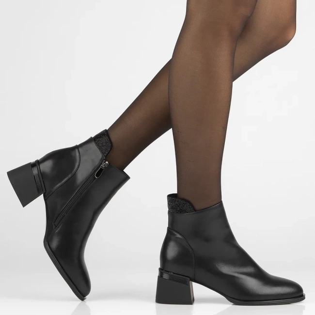 Černé kotníkové boty na sloupku z přírodní kůže s kamínky Jean