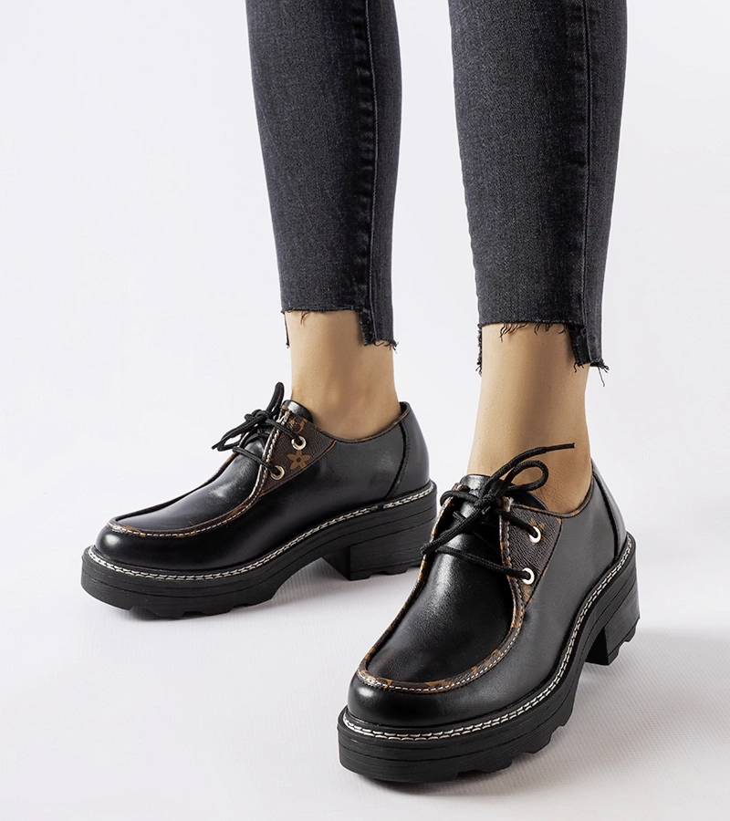 Černé polobotky na masivním sloupku Fondachetto