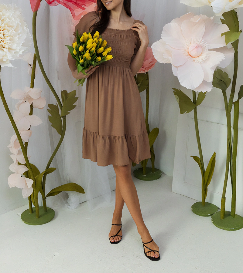 Hnědé mini šaty s drapérií Lorinka