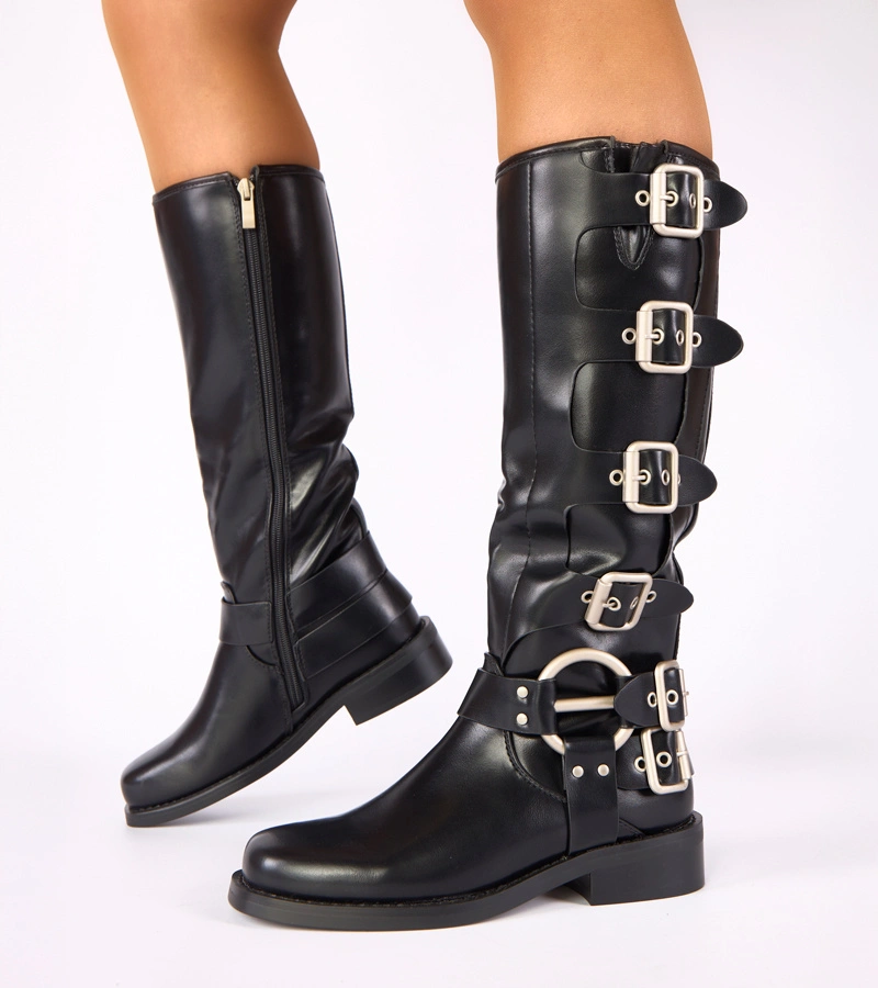 Černé kozačky na plochém podpatku zdobené sponami Taliba