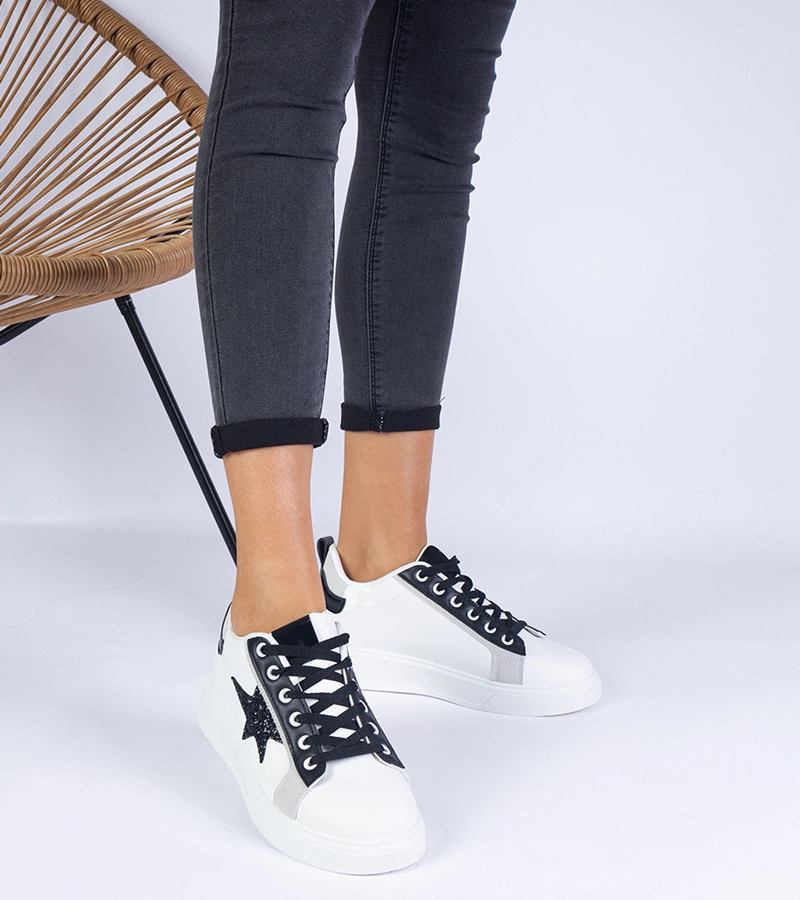 Bílé tenisky zdobené třpytivou hvězdou Moransa