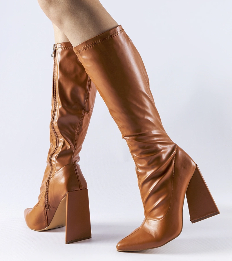 Hnědé kozačky na sloupku Petrullo