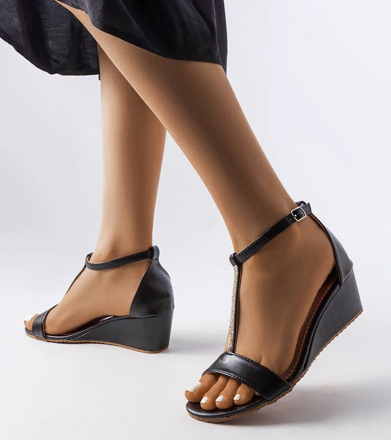 Splývavé sandály na podpatku s černými zirkony