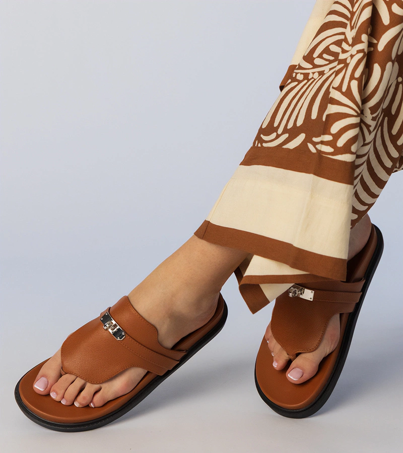 Elegantní hnědé žabky s ozdobou Sarel