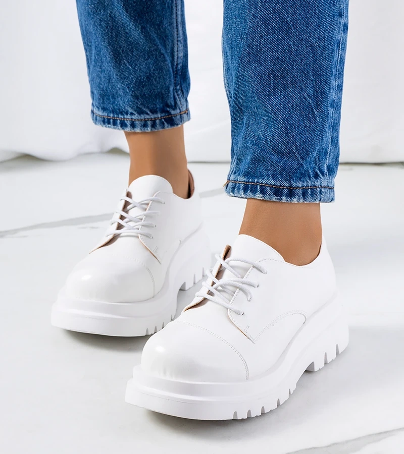 Bílé polobotky na podrážce traktoru Henty