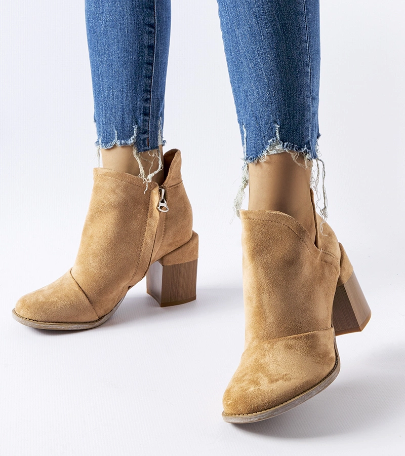 Bežové kotníkové boty s výřezy Artemisia