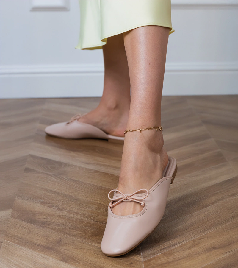 Béžové uzavřené pantofle na ploché podrážce Matila