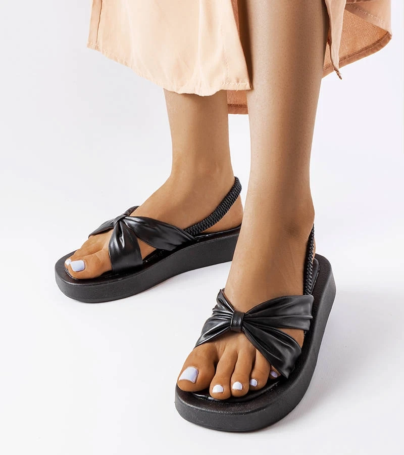 Černé sandály na platformě Montagna